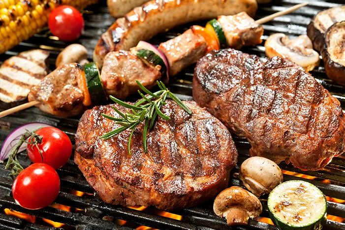 Grillen auf einem Holzkohlegrill